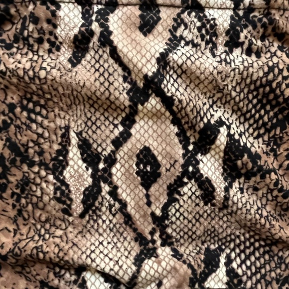 Snake Print Wrap-around crop top - Picture 2 of 3